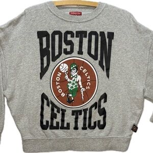 Woman’s Boston Celtics Grey Crewneck Sweatshirt with Team Logo